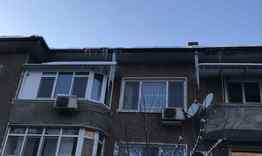 Опасни ледени висулки дебнат пешеходците по ул. „Дондуков”