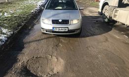 Пропаднала шахта застрашава движението