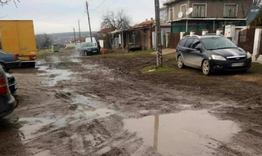 Улица в лознишко село от години стои неасфалтирана въпреки обещанията на политици