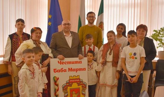 Деца от Комплекса от центрове за настаняване от семеен поздравиха ръководството на Община Разград за Баба Марта