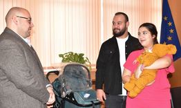 Бебето, родено на 28 януари, получи първия си подарък от кмета Добрин Добрев