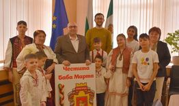 Деца от Комплекса от центрове за настаняване от семеен поздравиха ръководството на Община Разград за Баба Марта