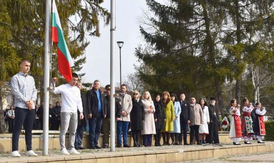 Шампиони по колоездене издигнаха националния трибагреник на Трети март