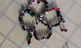 Украсиха с десетки детелини дървета в градинката до Часовниковата кула