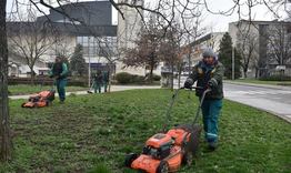 Започна косенето на зелените площи