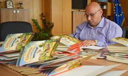 Книжка с приказки ще получат всички първокласници