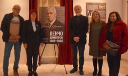 С  поднасяне на цветя пред паметната плоча на Станка и Никола Икономови продължи честването на Деня на народните будители